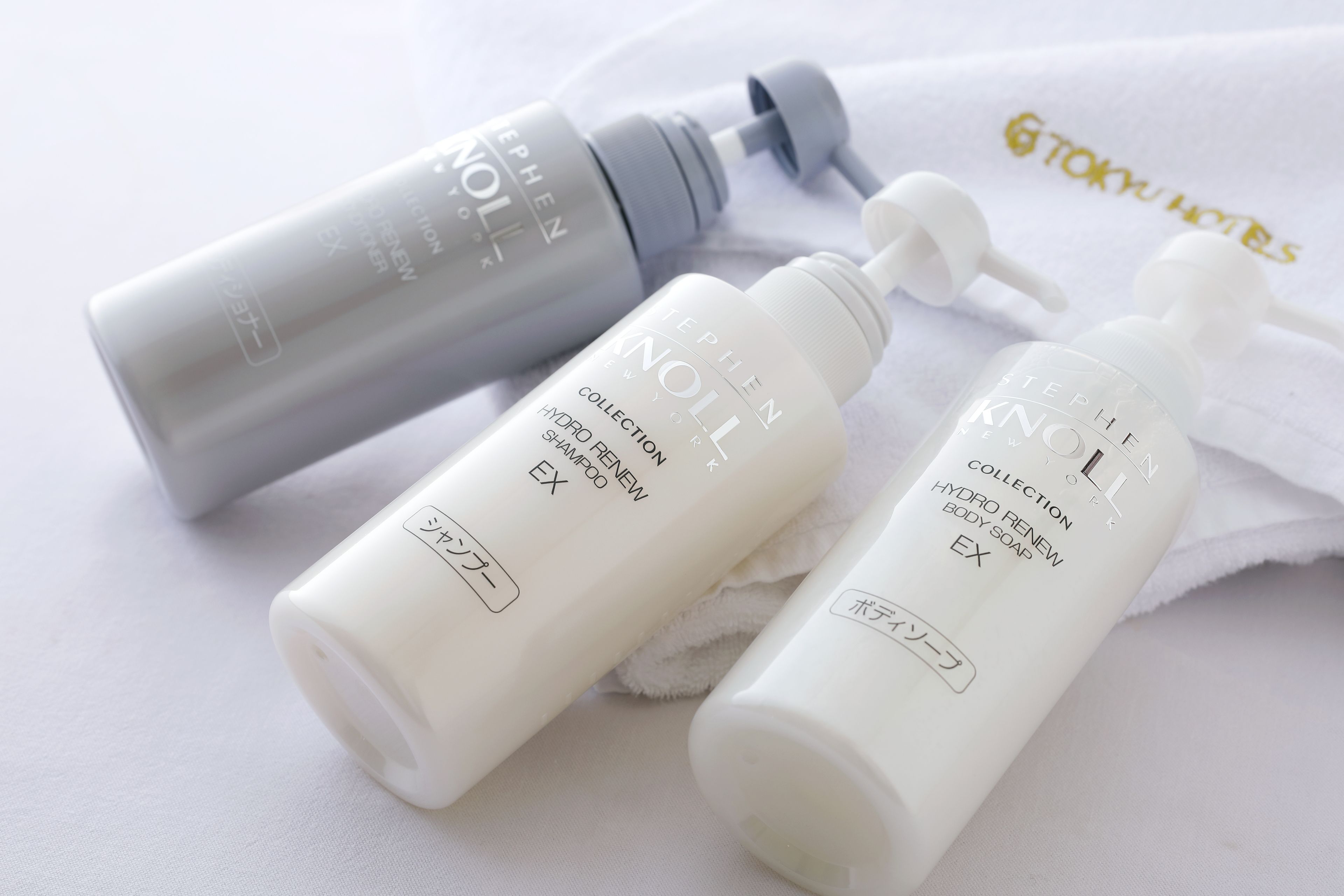 combined shower/bathtub, deep-soaking bathtub, free toiletries