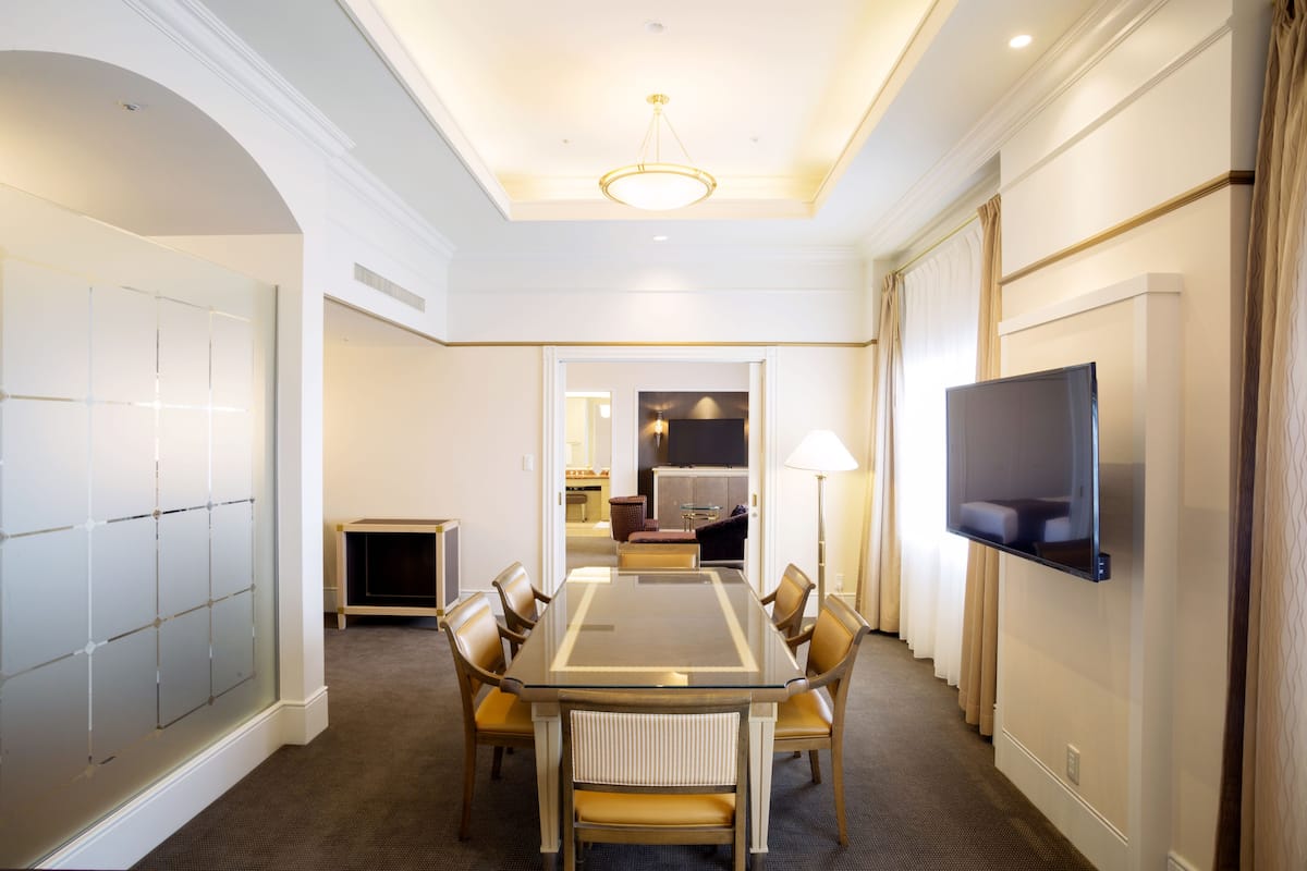 Premium Suite (Premium Floor), Non Smoking | Living room | Flat-screen TV, pay movies