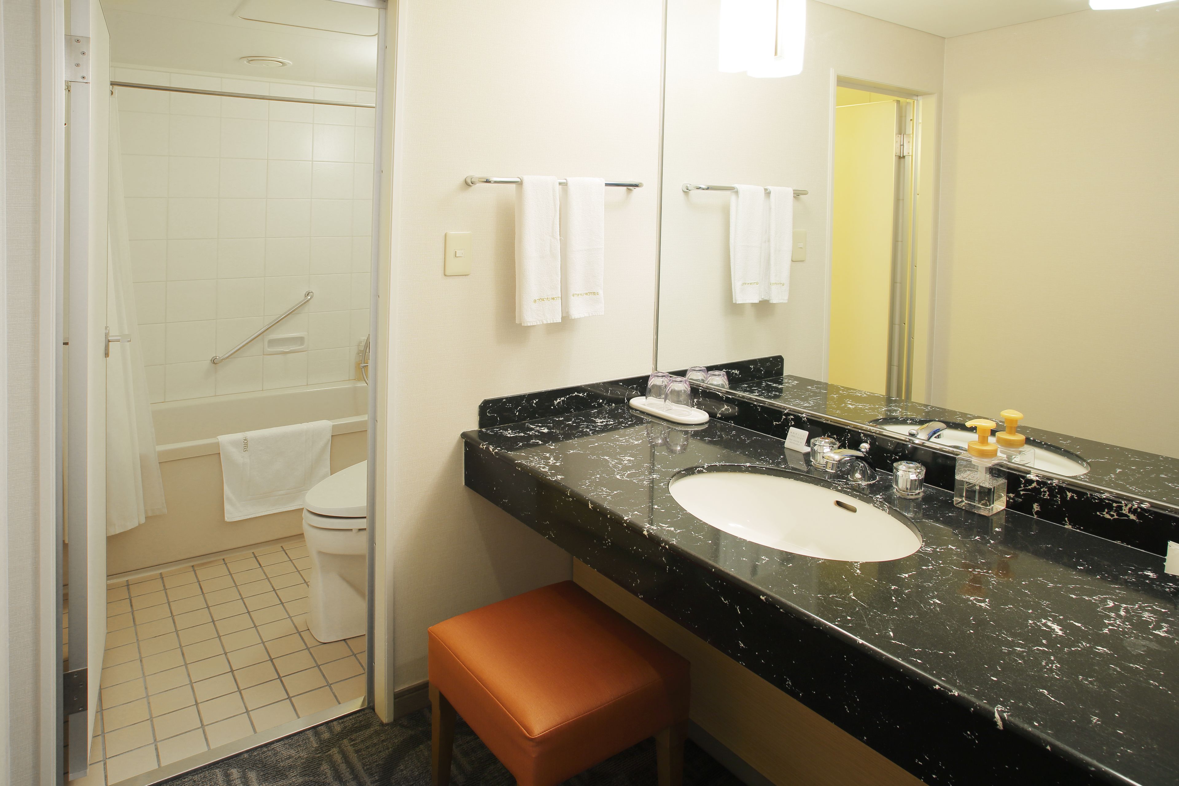 combined shower/bathtub, deep-soaking bathtub, free toiletries