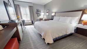 خزنة داخل الغرفة ومكتب ومكواة/لوح كي وأسرّة أطفال/رضّع