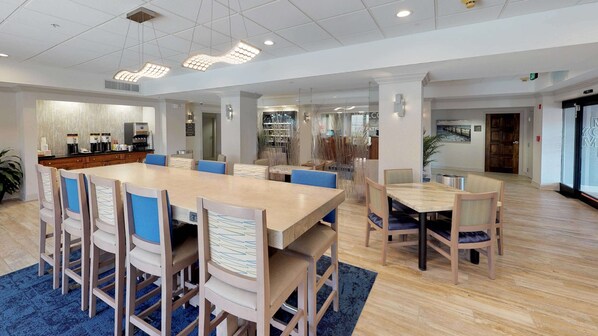 بوفيه فطور مجانًا يوميًا