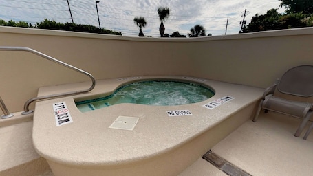 Outdoor spa tub. Hampton Inn St. Simons Island