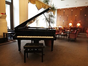 2 bars, lounge dans le hall