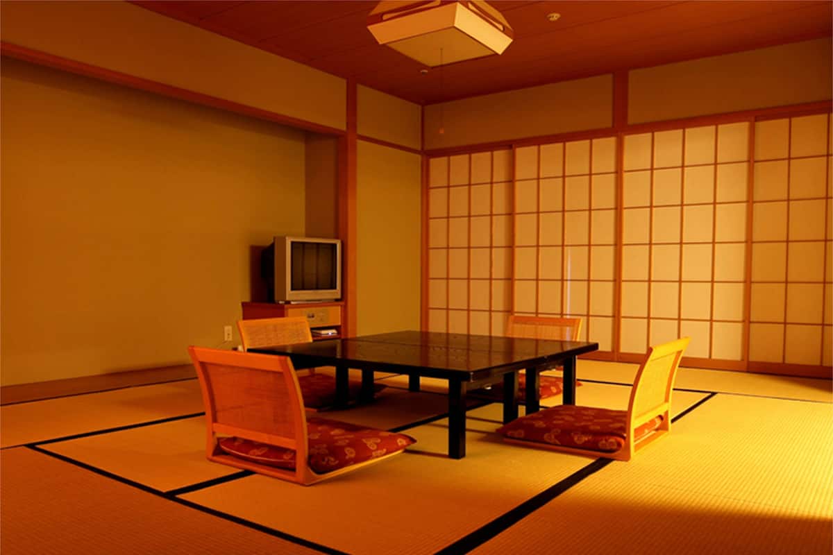 Habitación familiar, de no fumar (Japanese Style 80sqm) | Área de sala de estar | Televisión de pantalla plana y películas con cargo