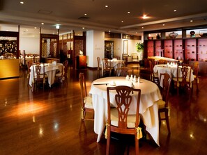 3 restaurants, lunch, dinner served; Fusion cuisine