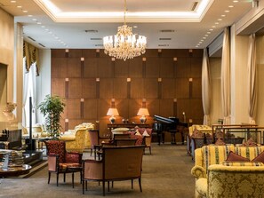 3 restaurantes; se sirve almuerzo y cena; cocina fusión