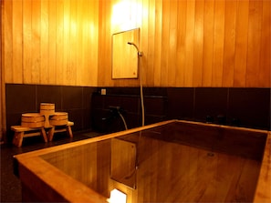 Quarto Família, Para não fumantes (Japanese Style 80sqm) | Banheiro | Banheira e chuveiro separados, secador de cabelo, chinelos