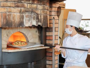 3 restaurantes; se sirve almuerzo y cena; cocina fusión