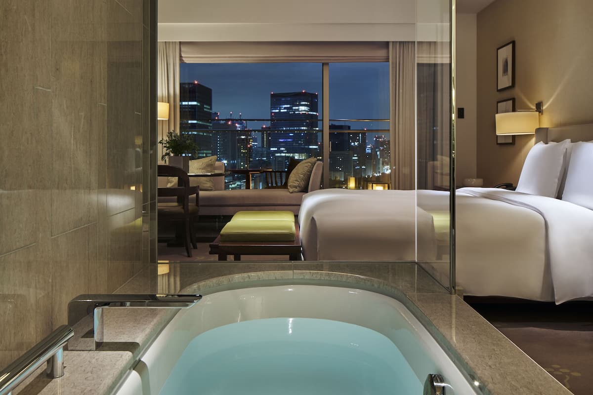 deluxe king room with balcony | 1 bedroom, egyptian cotton sheets, hypo-allergenic bedding, minibar