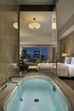 Deluxe King Room with Balcony | Egyptian cotton sheets, hypo-allergenic bedding, minibar, in-room safe - Palace Hotel Tokyo (Tokyo)