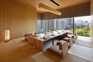Lunch and dinner served  - Palace Hotel Tokyo (Tokyo)