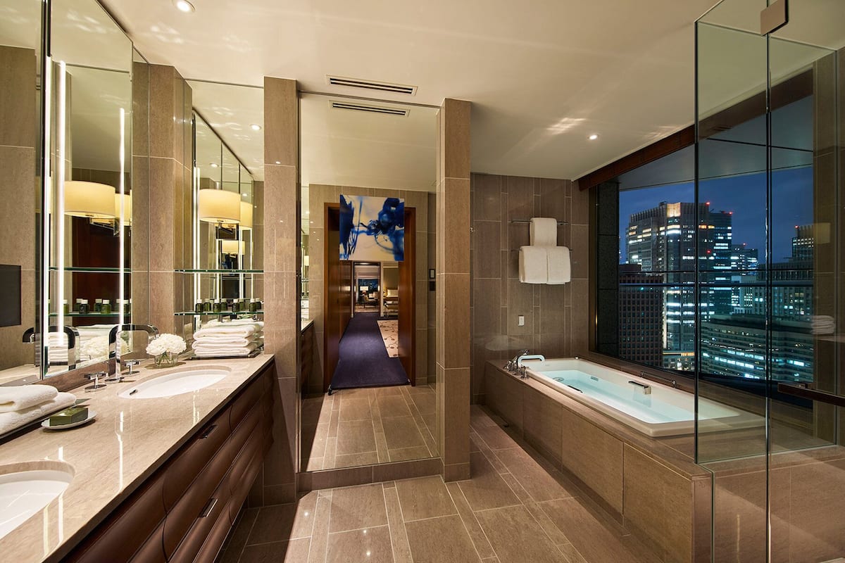 separate bathtub and shower, rainfall showerhead, free toiletries