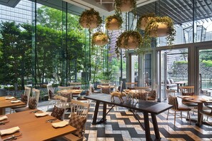 Lunch and dinner served, French cuisine - Palace Hotel Tokyo (Tokyo)