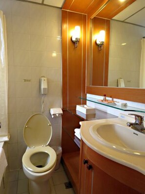 Standard Twin Room | Bathroom | Shower, rainfall showerhead, free toiletries, slippers