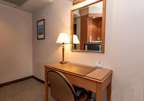 Business Twin Room | Desk, iron/ironing board, free WiFi, bed sheets