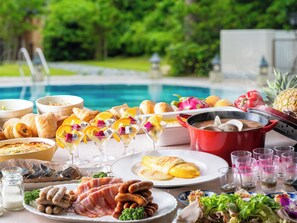 4 restaurants; breakfast, lunch, and dinner served