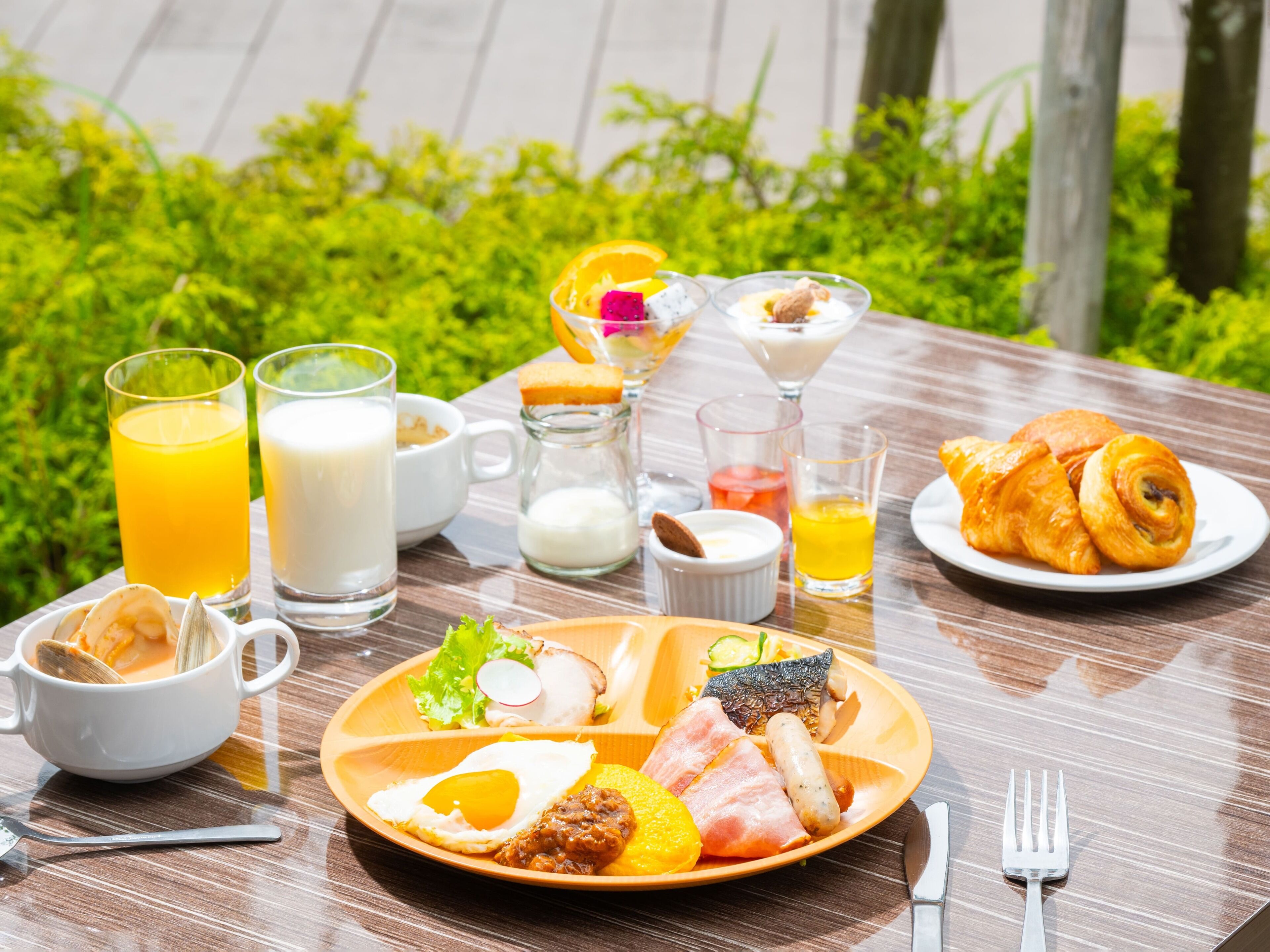 daily buffet breakfast for a fee