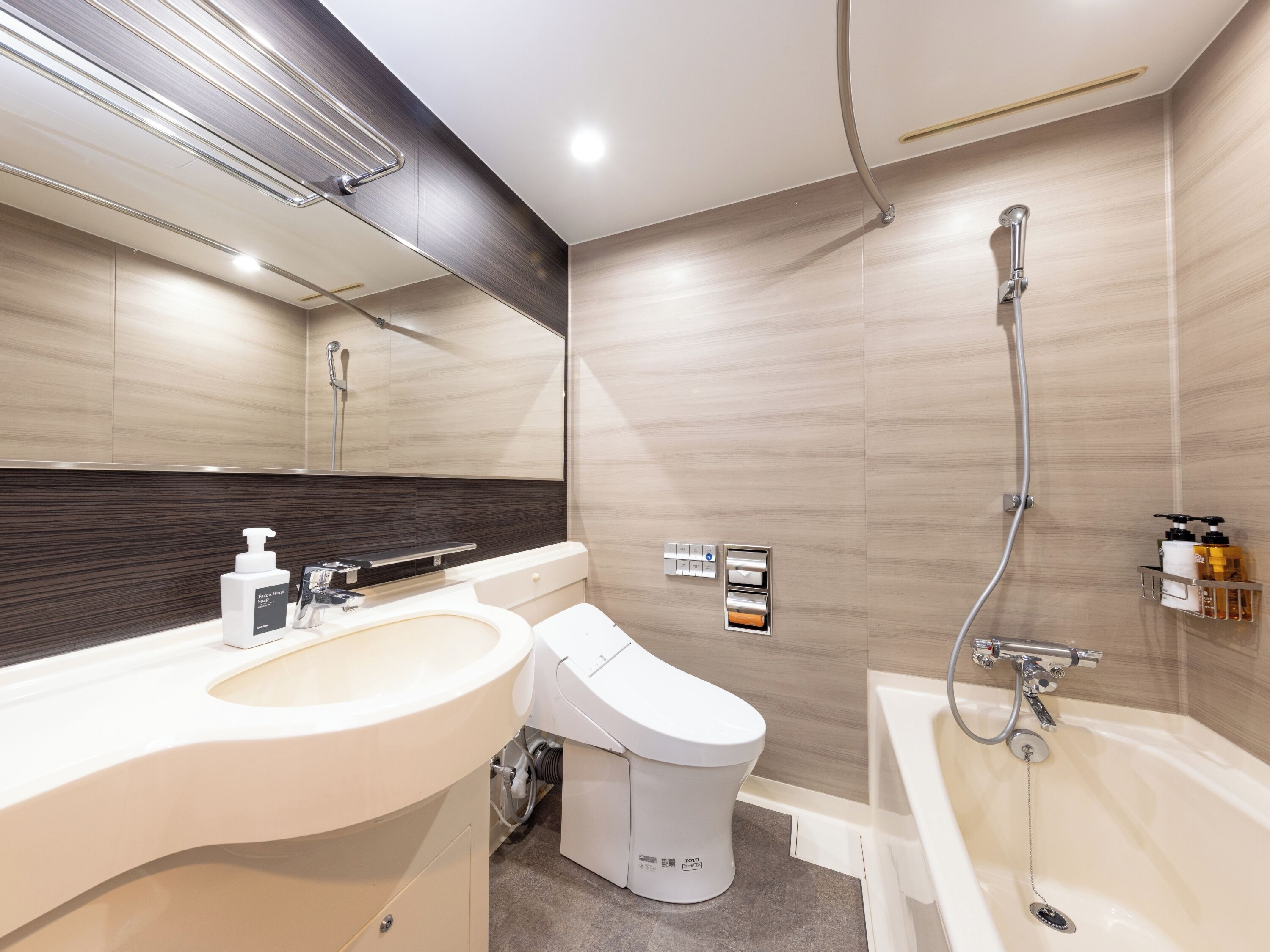 淋浴/盆浴组合、免费洗浴用品、吹风机、拖鞋