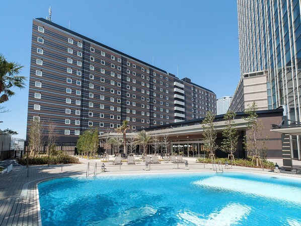 Seasonal outdoor pool