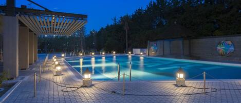 Una piscina al aire libre de temporada