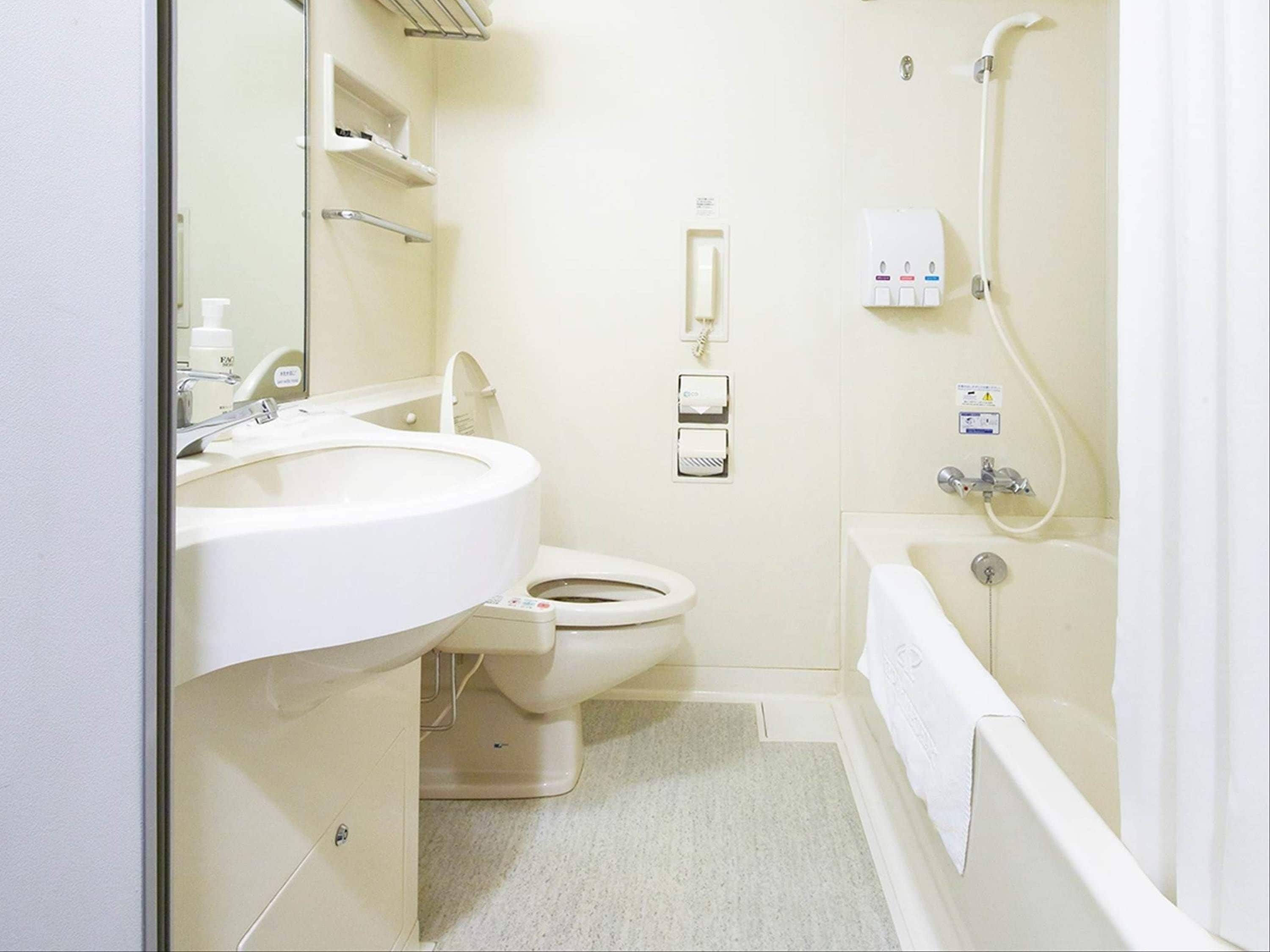 combined shower/bathtub, free toiletries, hair dryer, slippers