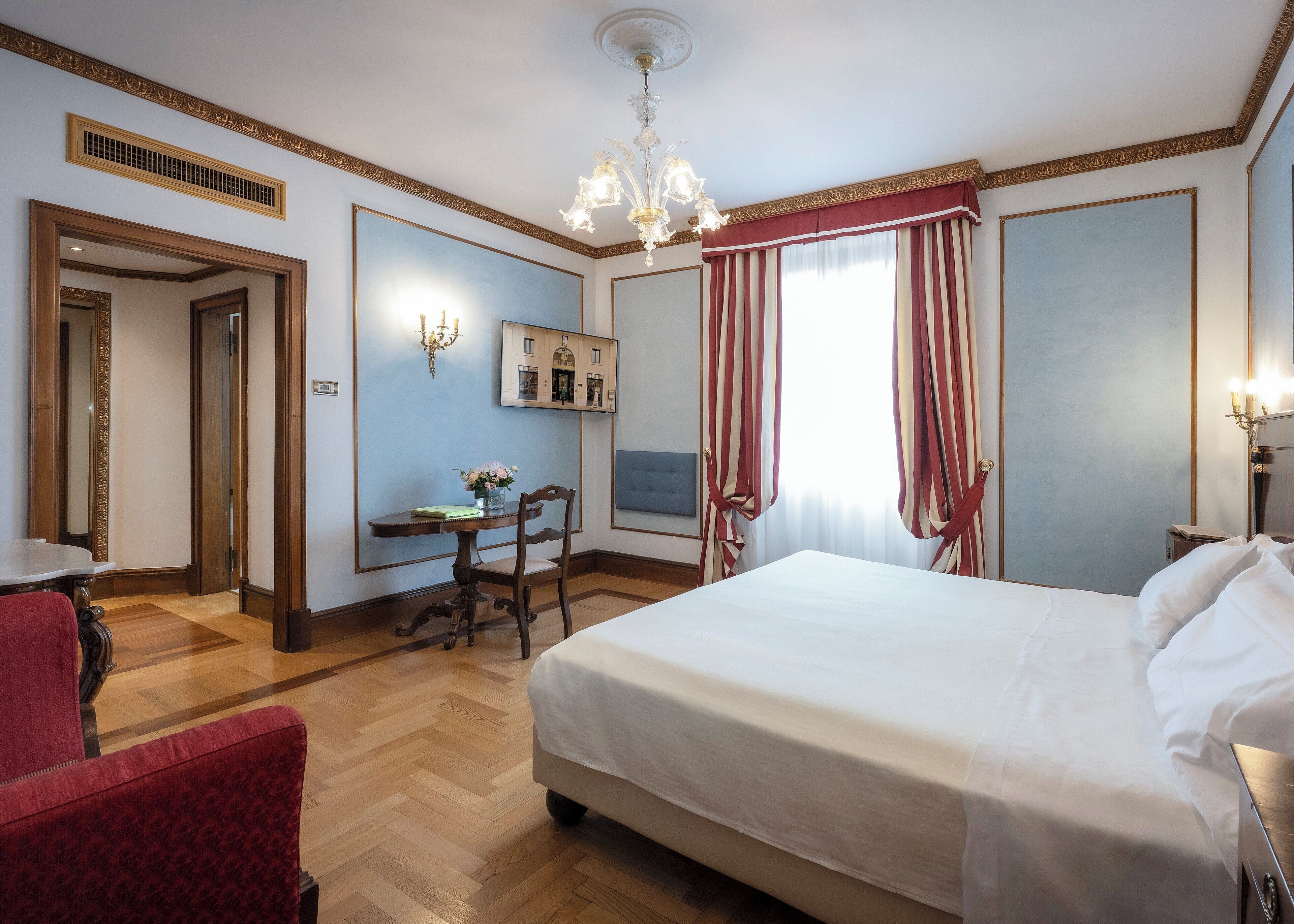 Ropa de cama de alta calidad, cubrecamas y minibar 