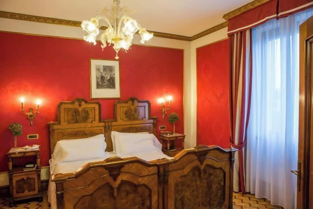 1 Schlafzimmer, hochwertige Bettwaren, Daunenbettdecken, Minibar