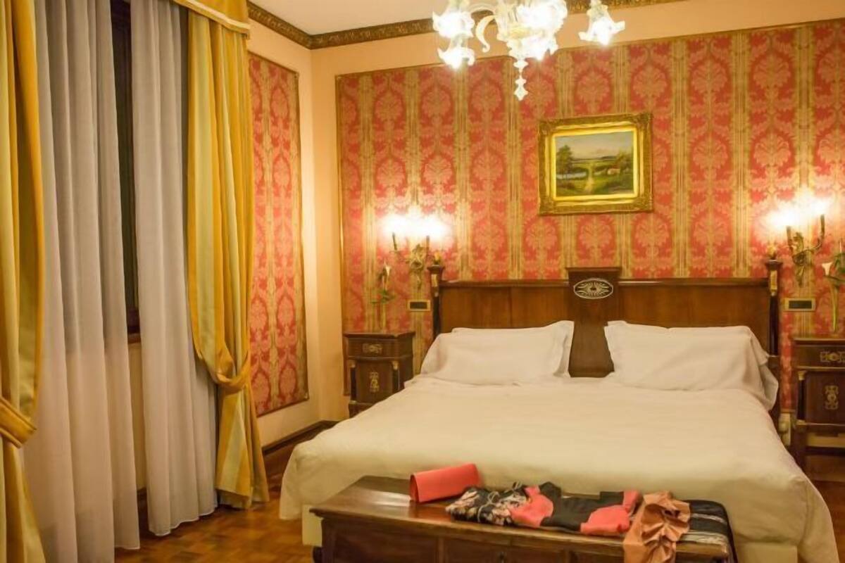 Premium bedding, down comforters, minibar, in-room safe