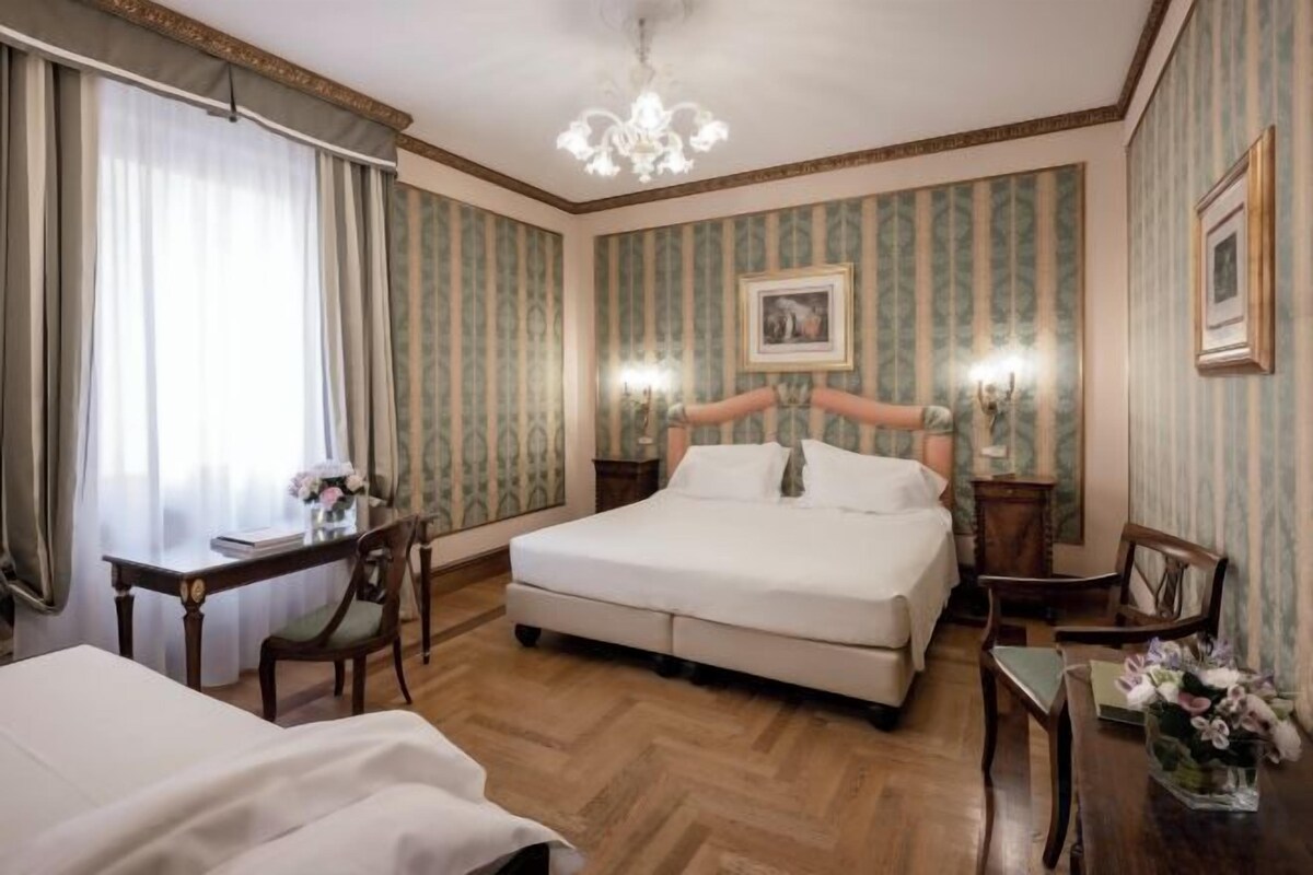 Ropa de cama de alta calidad, cubrecamas y minibar 