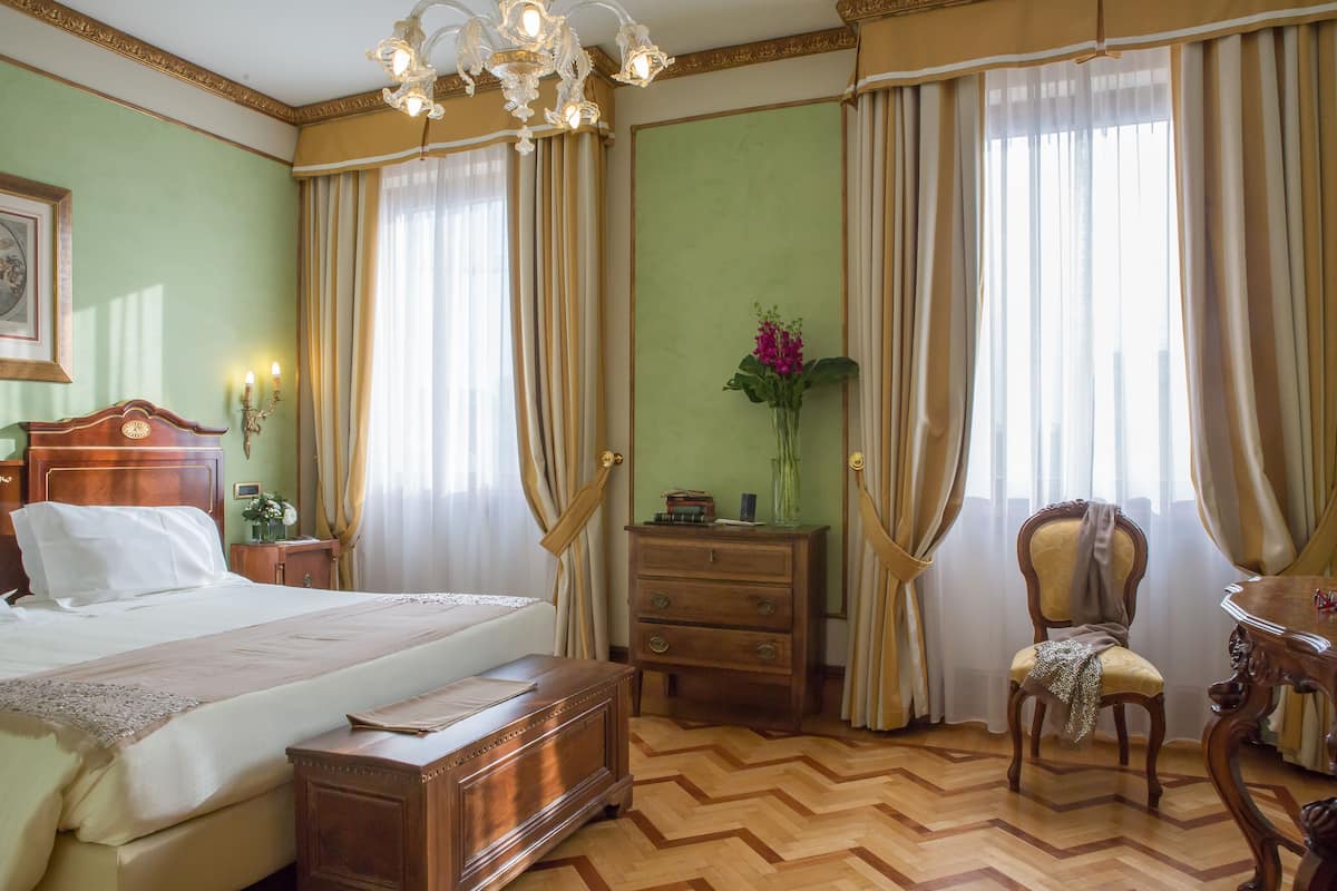 1 bedroom, premium bedding, down comforters, minibar