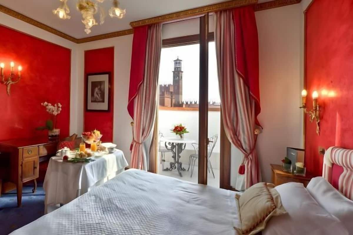 Premium bedding, down comforters, minibar, in-room safe