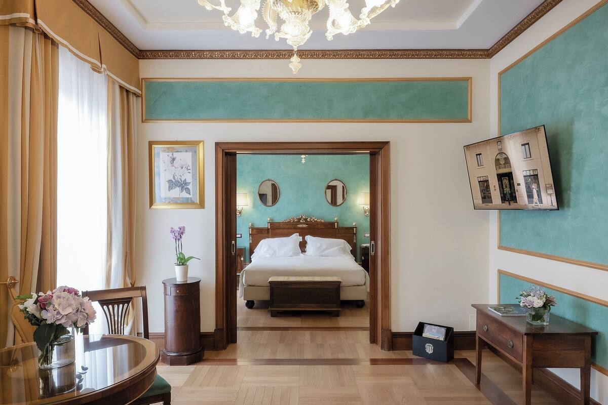 deluxe suite | 1 bedroom, premium bedding, down duvets, minibar