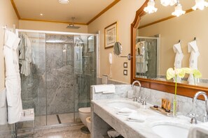 Deluxe Suite | Bathroom | Jetted tub, free toiletries, hair dryer, bathrobes - Due Torri Hotel (Verona)