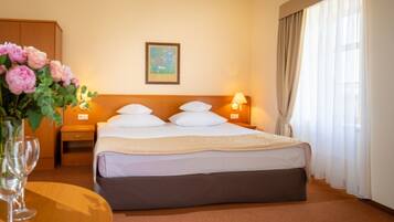 Standard Room, 1 King Bed, Non Smoking (Oversized Room) | Minibar, desk, blackout drapes, iron/ironing board