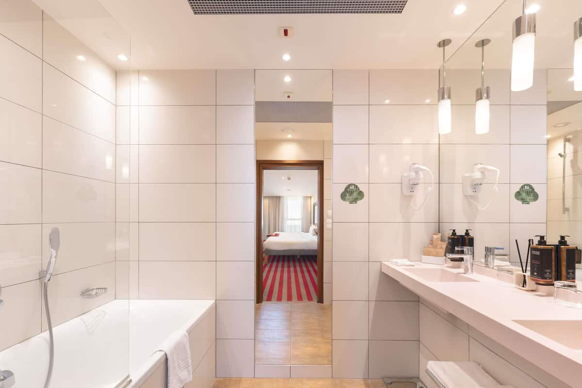 Deluxe-sviitti, 1 suuri parisänky | Minibaari, tallelokero huoneessa, työpöytä, pimennysverhot