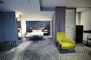 Privilege, Room, 1 Queen Bed | Minibar, in-room safe, desk, blackout curtains