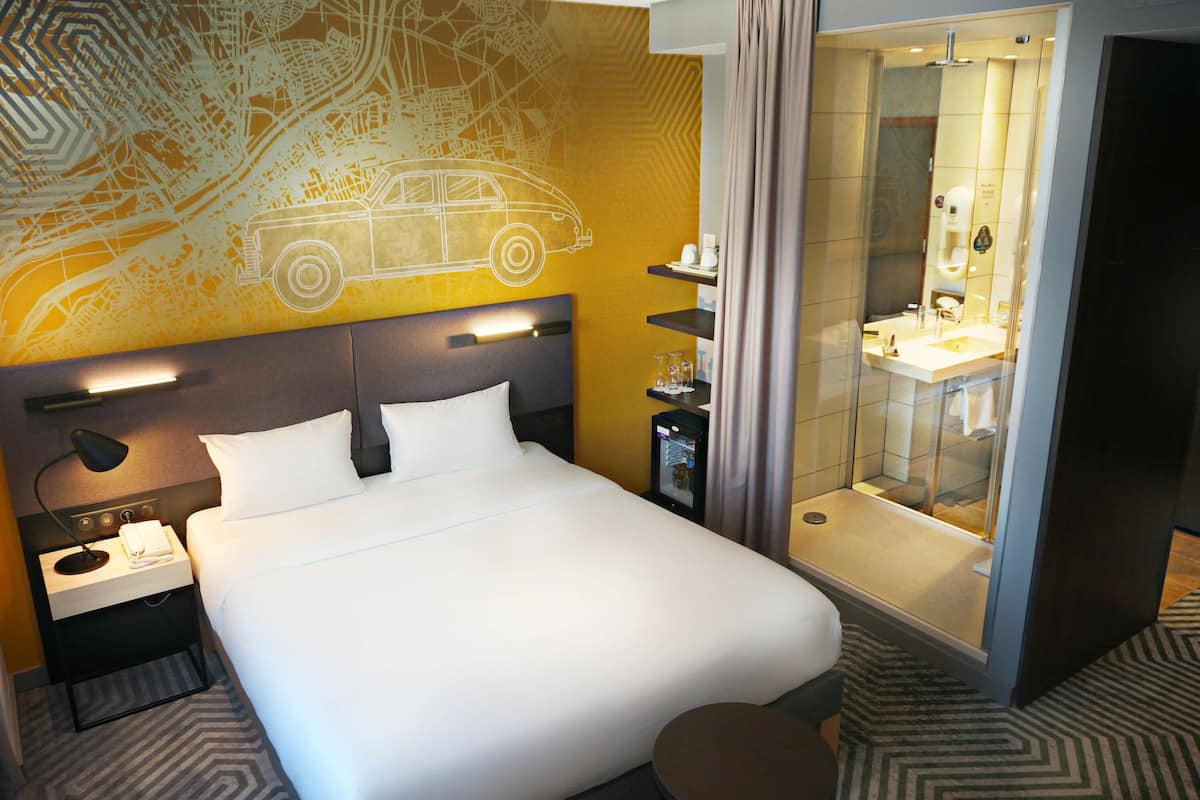 Phòng phong cách cổ điển, 1 giường đôi | Minibar, két bảo mật tại phòng, bàn, màn/rèm cản sáng