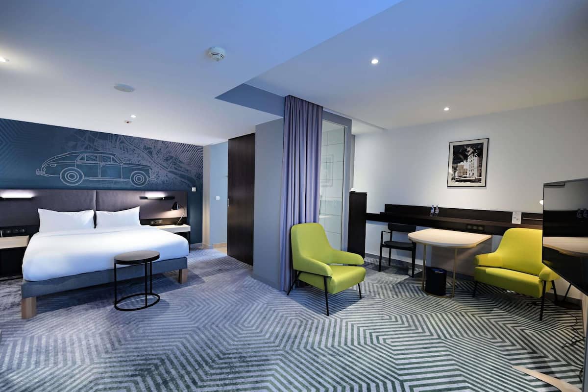 Privilege, 客房, 1 张大床 | 迷你吧、客房内保险箱、办公桌、遮光窗帘