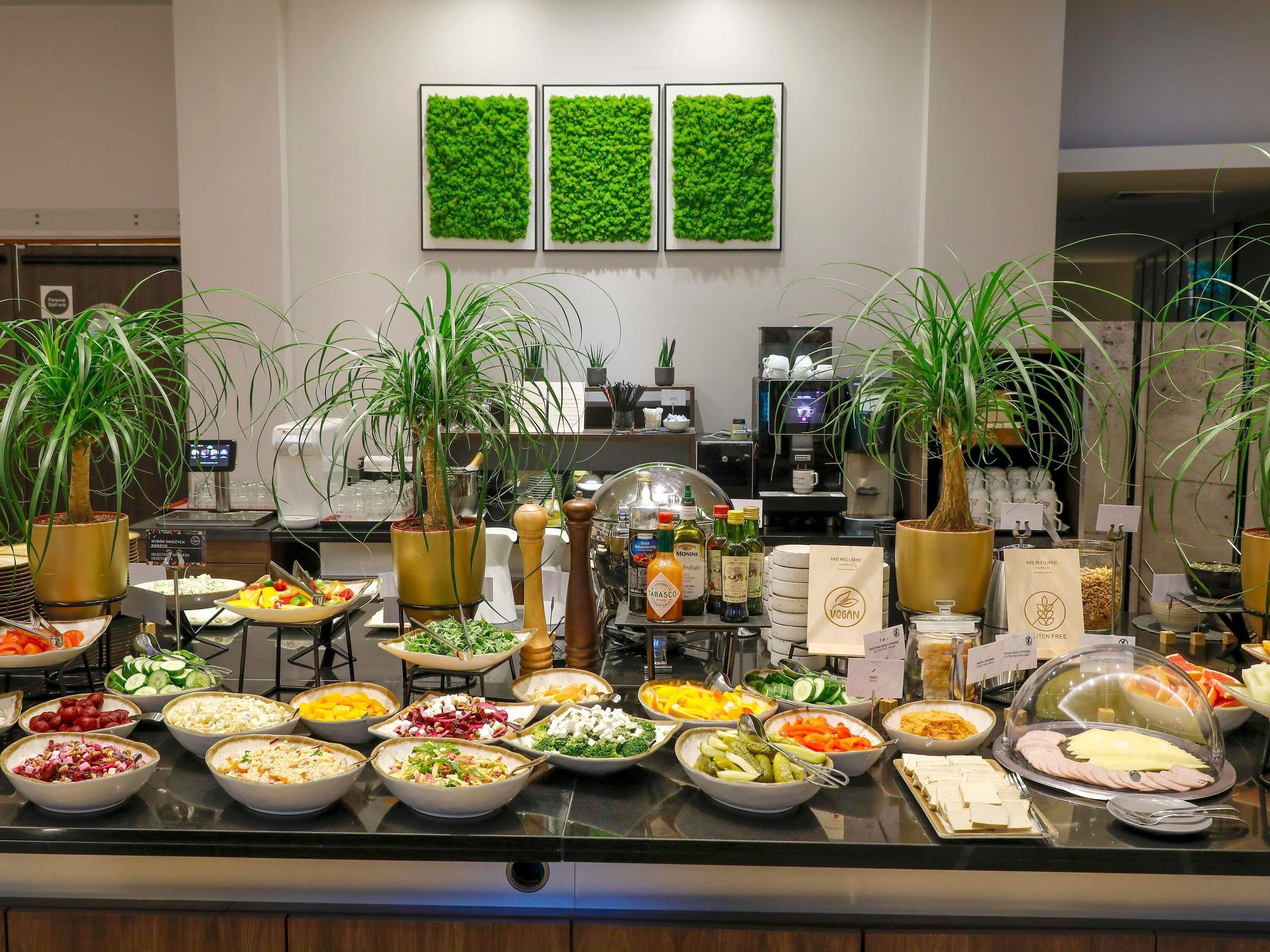 2 restaurants, breakfast, lunch, dinner served; international cuisine