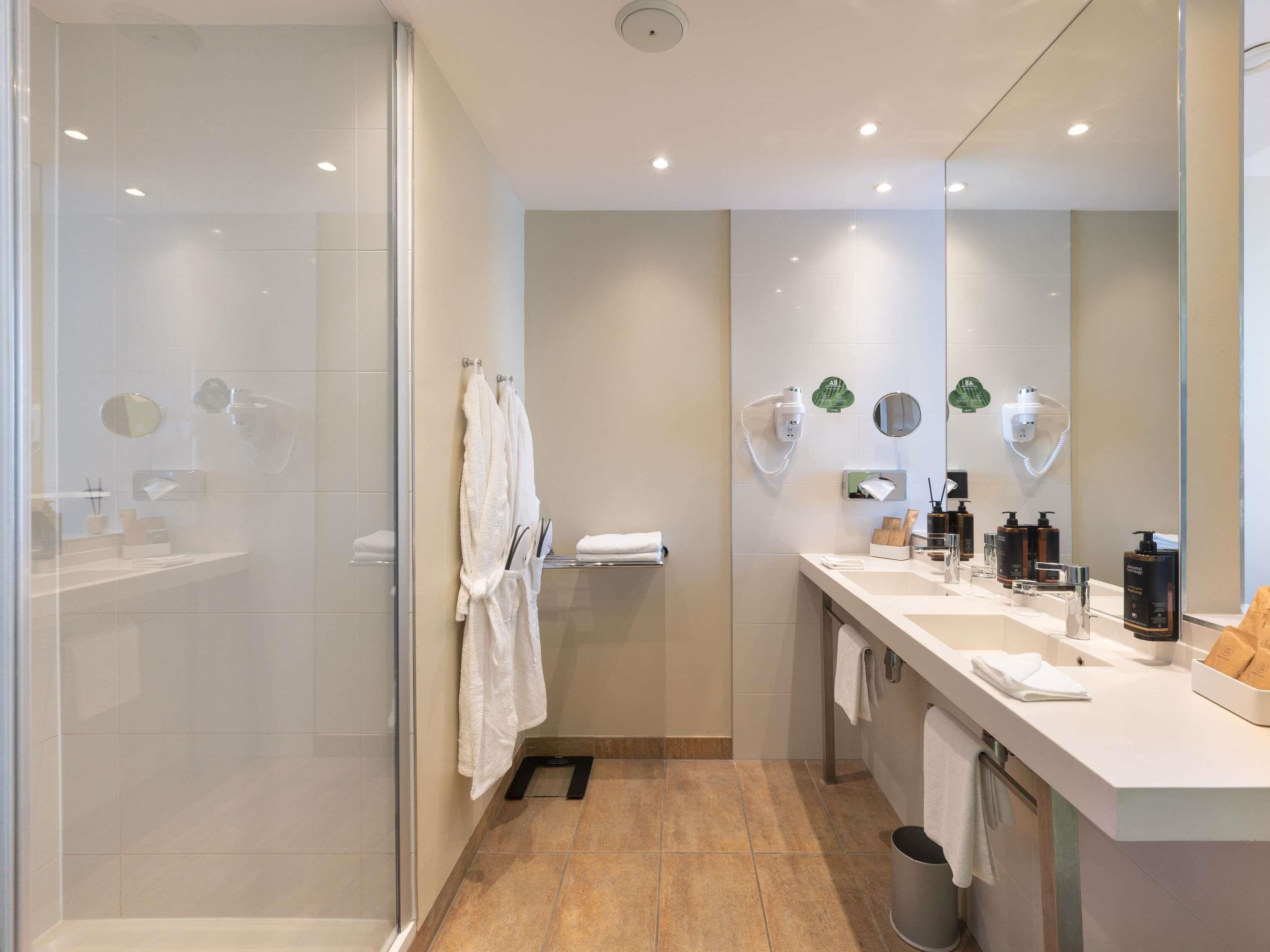 Suite junior, 1 cama King size | Baño | Regadera, regadera tipo lluvia, amenidades de baño ecológicas 