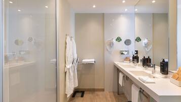 Suite junior, 1 cama King size | Baño | Regadera, regadera tipo lluvia, amenidades de baño ecológicas