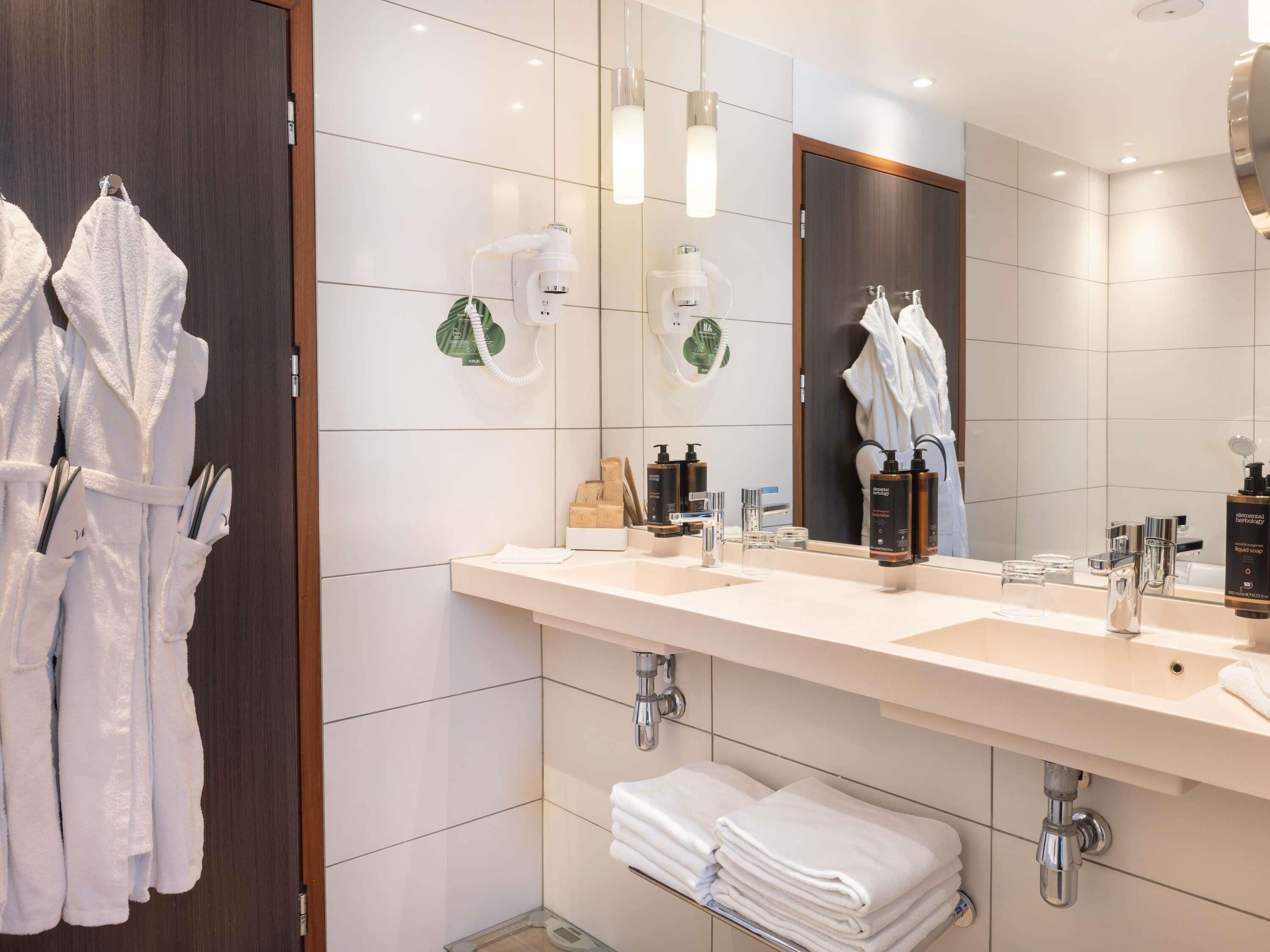 Suite – grand, 1 kingsize-seng med sovesofa | Minibar, safe på rommet, skrivebord og blendingsgardiner