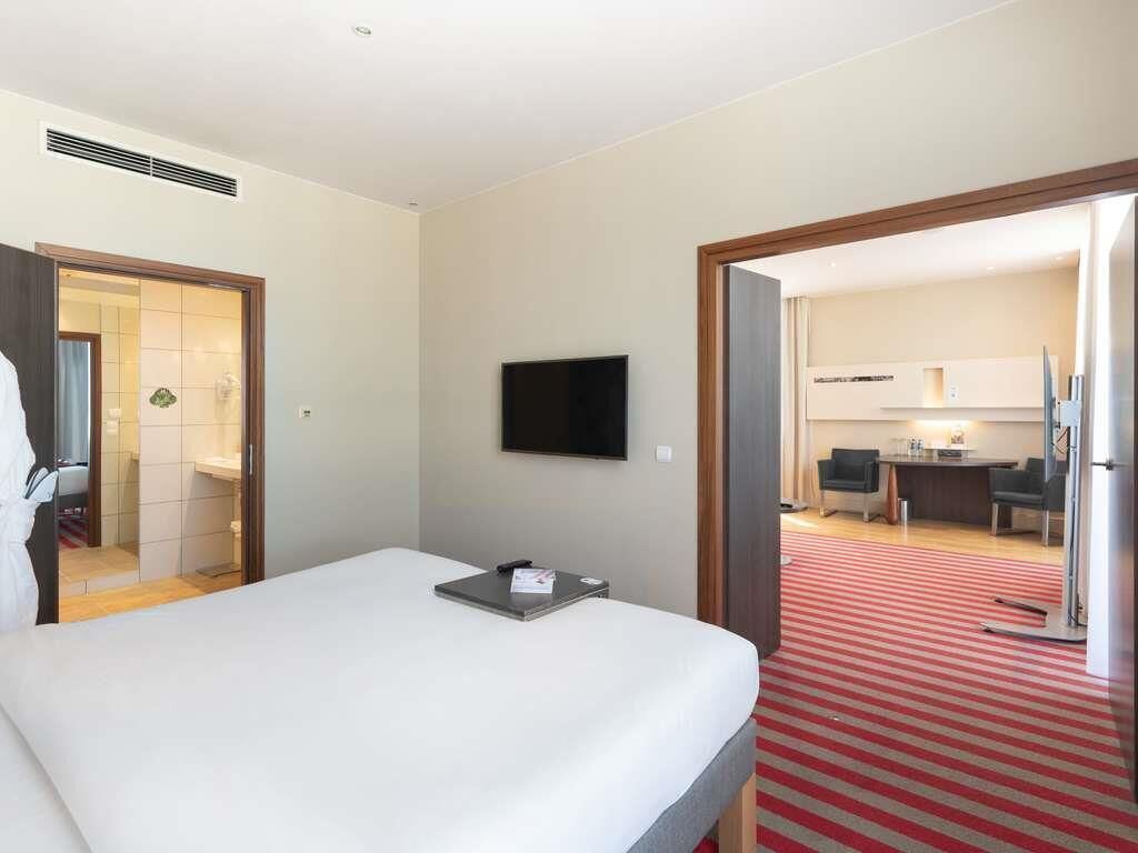 Deluxe suite, 1 kingsize bed | Een minibar, een kluis op de kamer, een bureau, verduisterende gordijnen