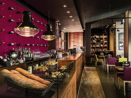 Bar (en la propiedad). Mercure Warszawa Grand