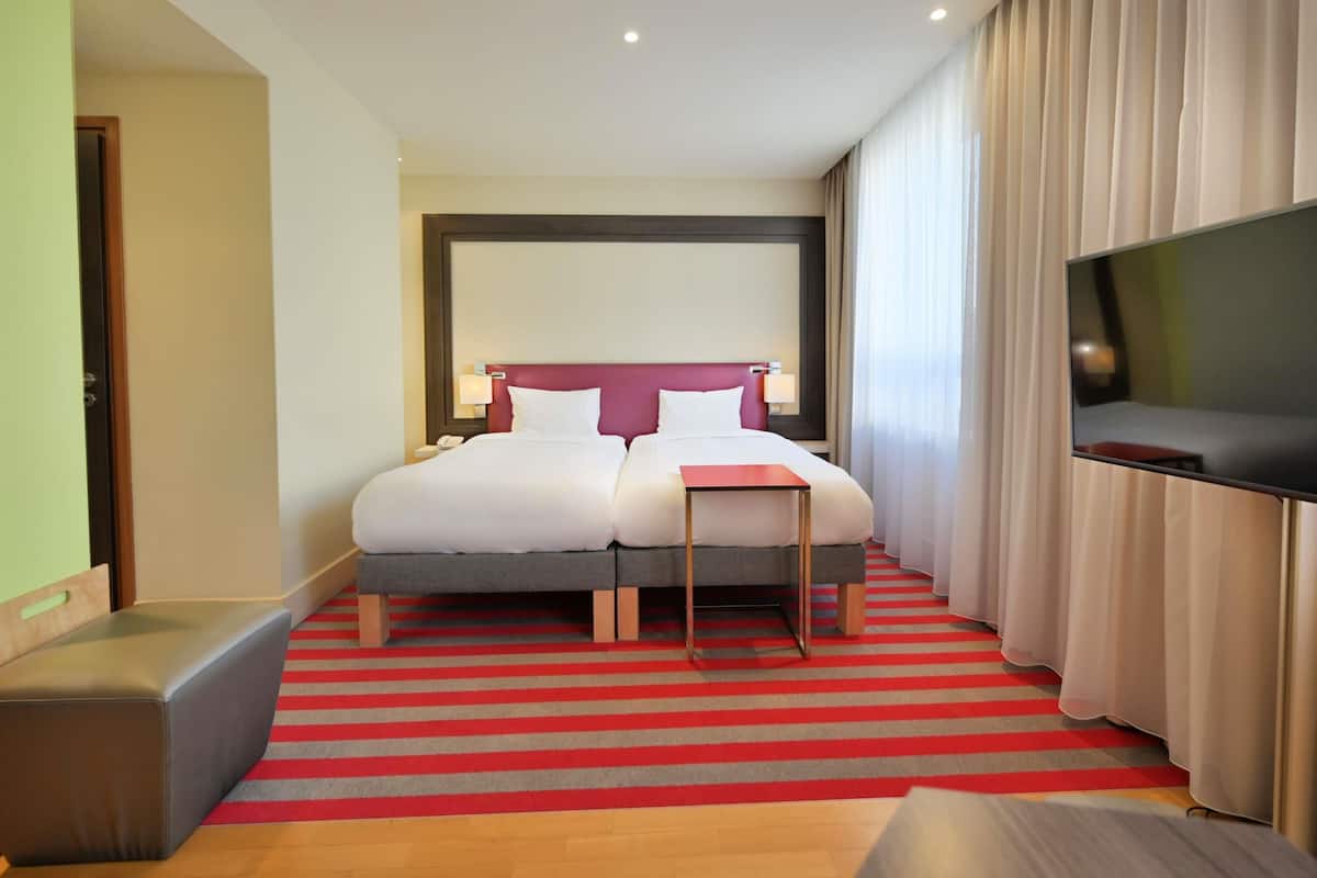 高级房, 2 张单人床 (+ extra bed for child) | 迷你吧、客房内保险箱、办公桌、遮光窗帘