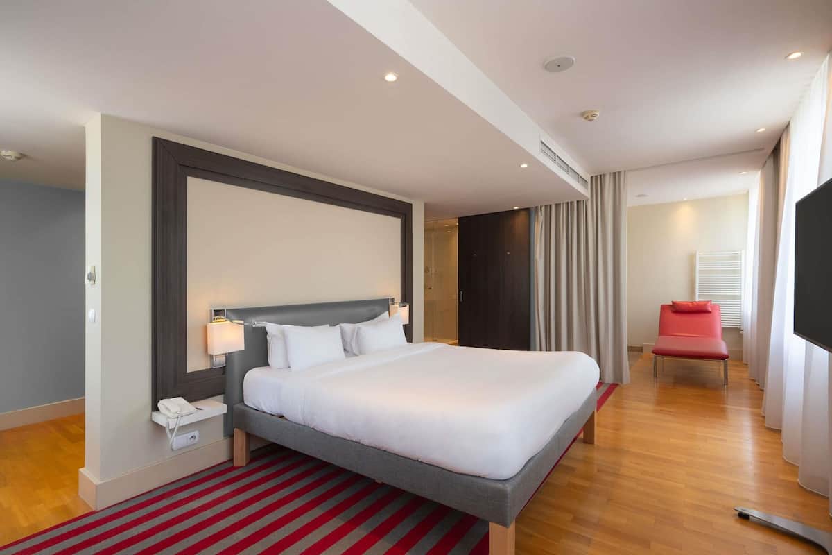 Phòng Suite Junior, 1 giường cỡ king | Minibar, két bảo mật tại phòng, bàn, màn/rèm cản sáng 
