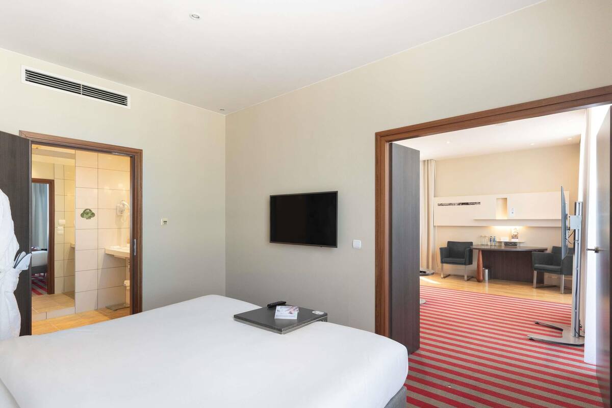 Phòng Suite Deluxe, 1 giường cỡ king | Minibar, két bảo mật tại phòng, bàn, màn/rèm cản sáng 