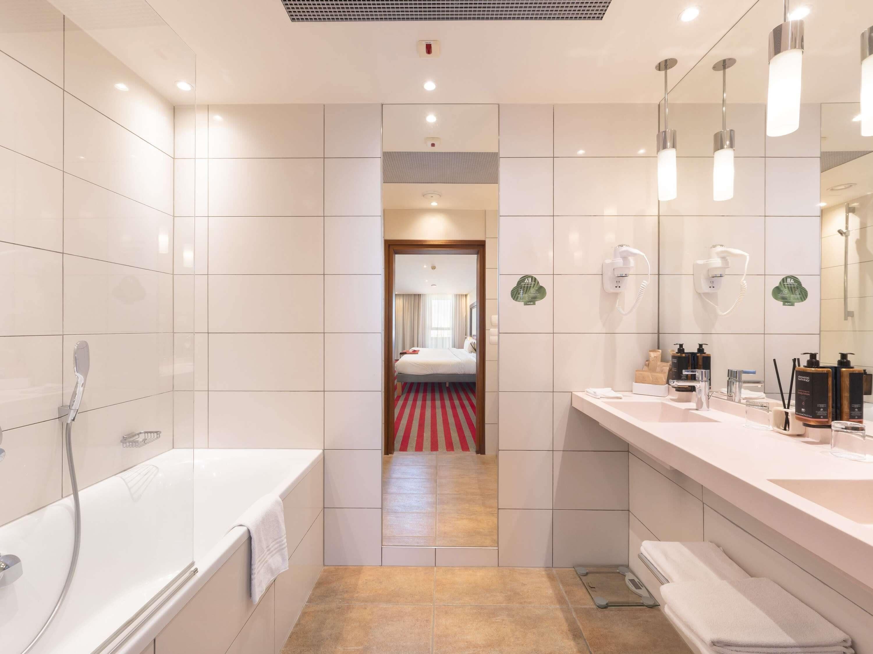 Deluxe suite, 1 kingsize bed | Een minibar, een kluis op de kamer, een bureau, verduisterende gordijnen