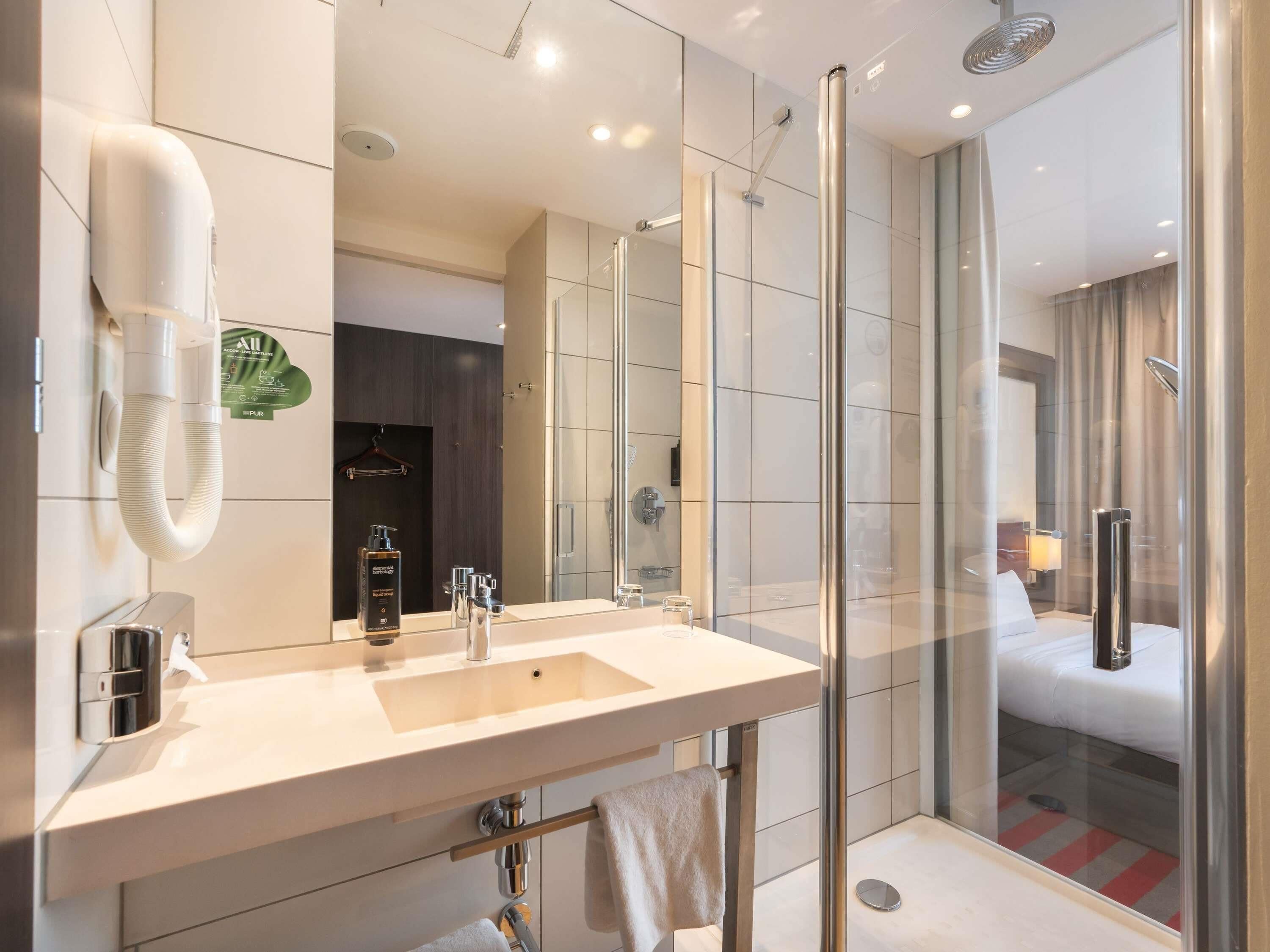 classic room (bed of 140 cm width) | minibar, in-room safe, desk, blackout curtains