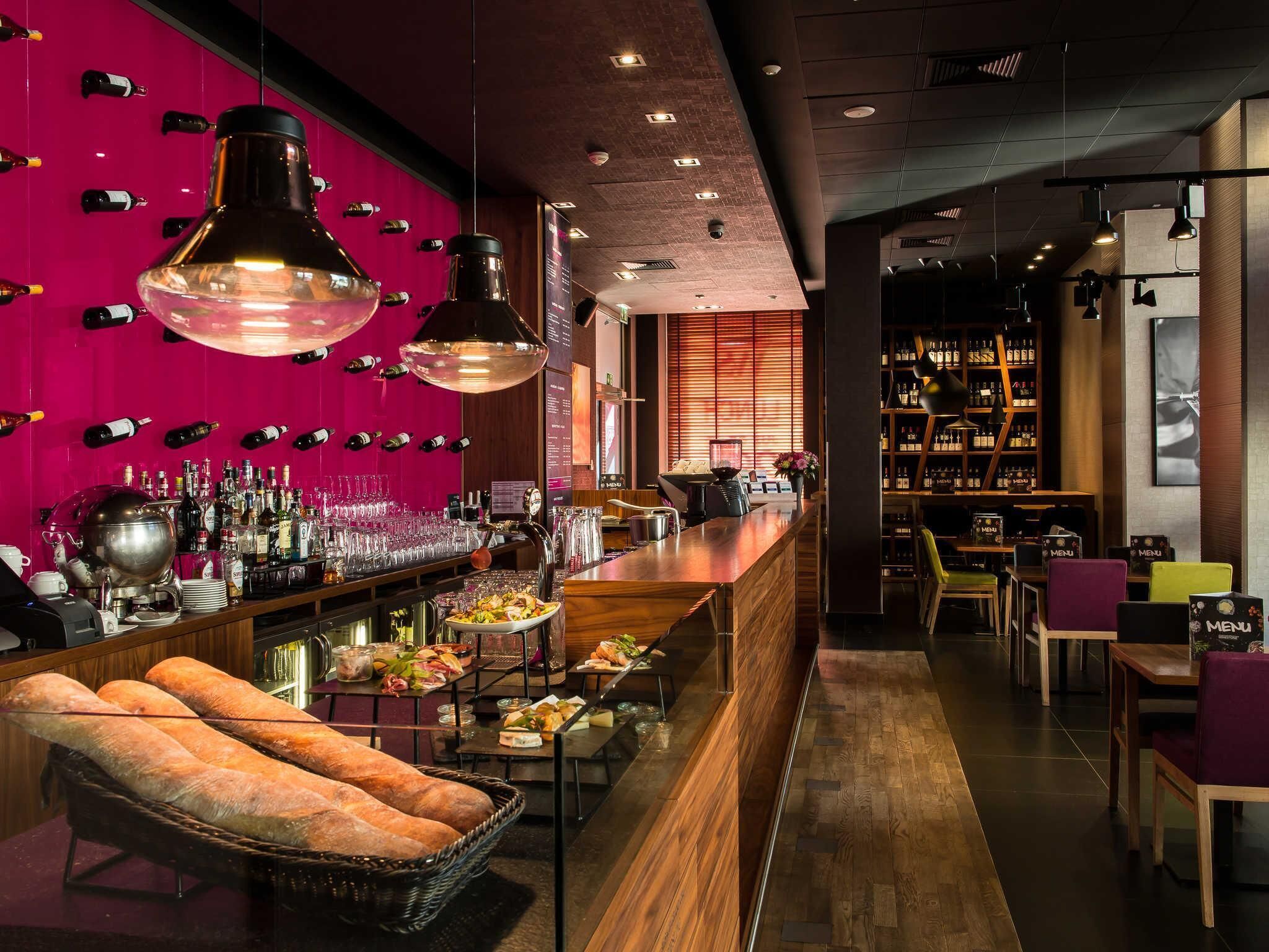 2 restaurants, spécialités Cuisine internationale